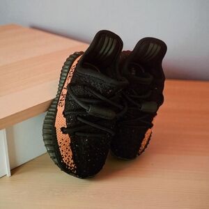 Lot Yeezy Boost Kids Black Size 5 & new balance kids size 6